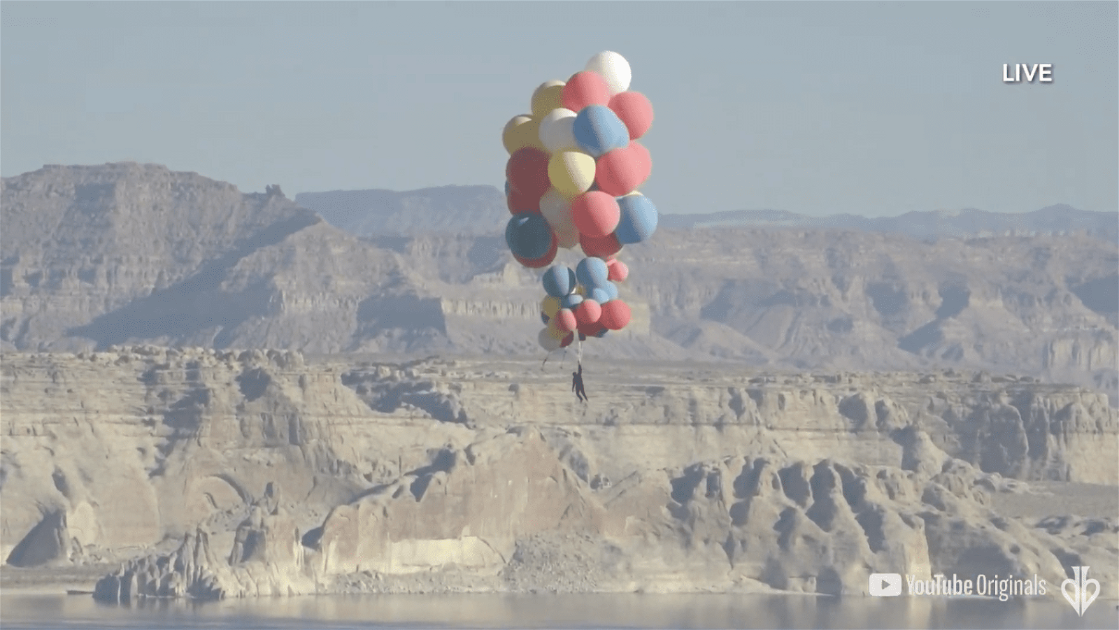 L’Ascension de David Blaine, à 7.300 mètres d’altitude suspendu à des ballons 🎈
